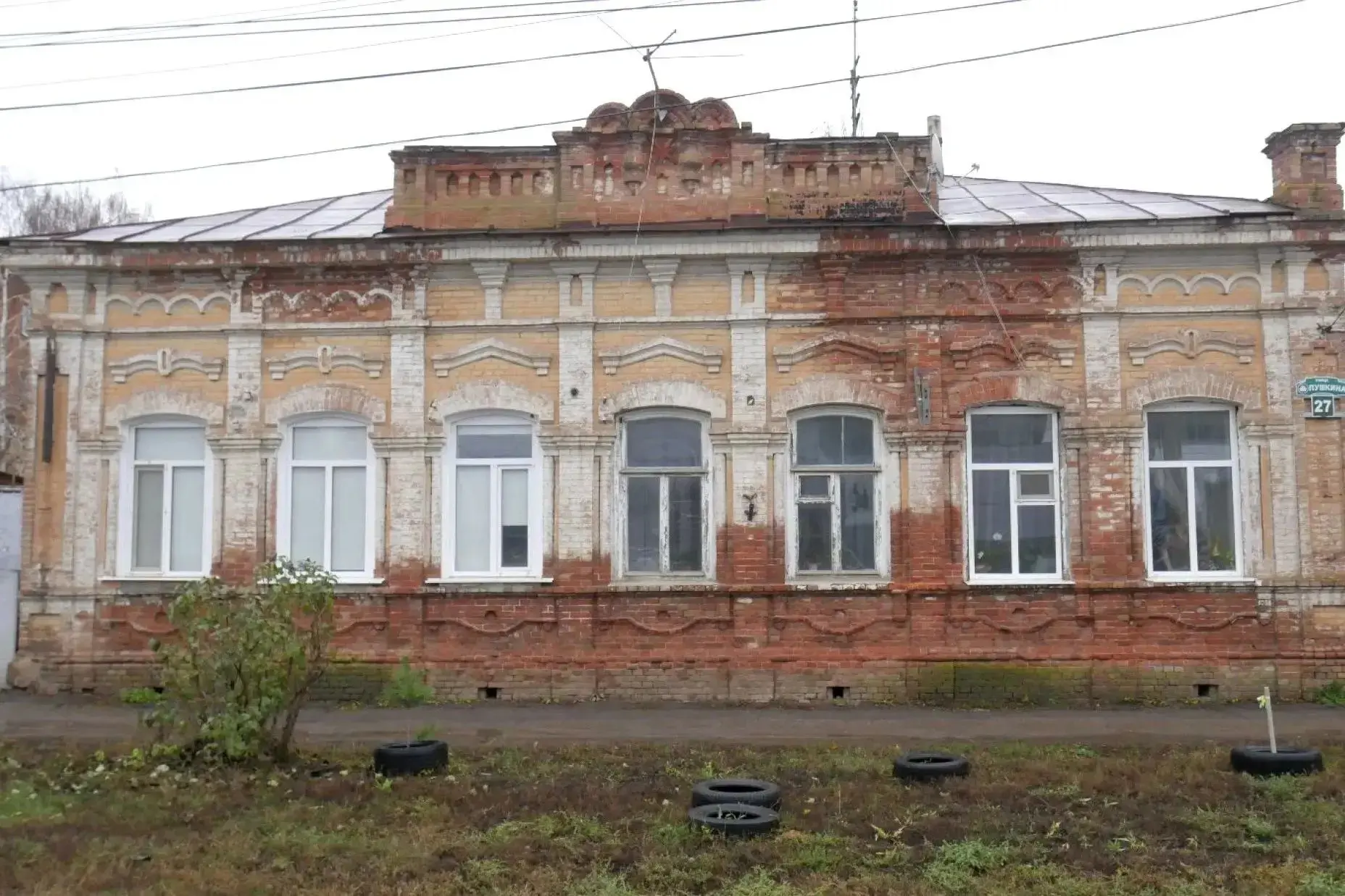 Дом с восьмиконечной звездой из тёсаного кирпича и кольцами для коновязи признан памятн...