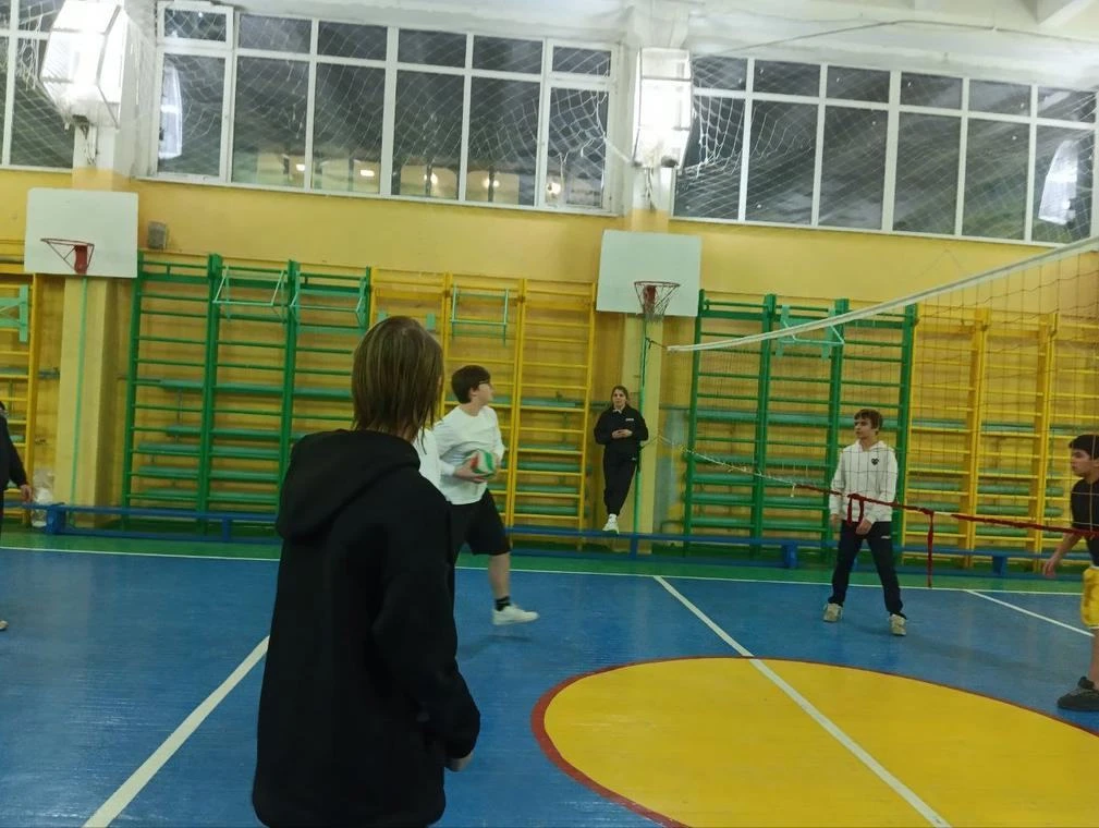 🏀 5 декабря в нашей школе состоялся турнир по пионерболу среди обучающихся 8-х классов, посвящённый 