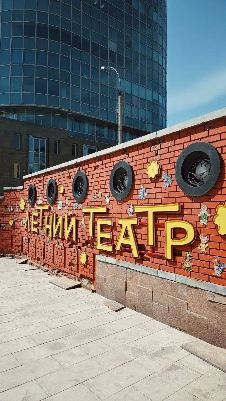 На стене кукольного театра разместили красочную мозаику с 150 персонажами из сказок 🎎