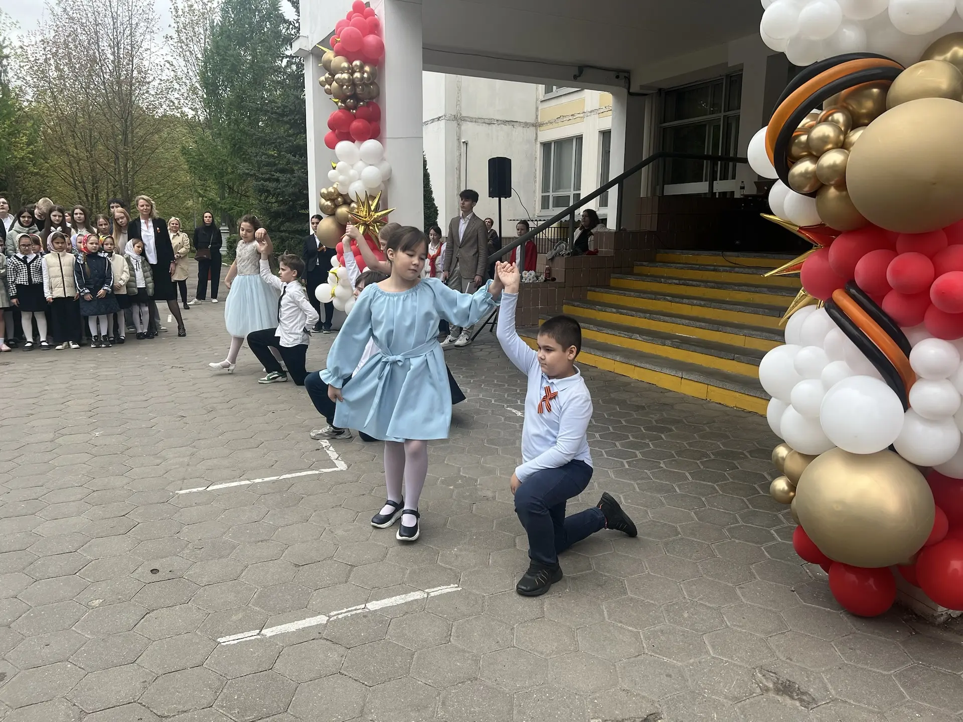 🕊️ДЕНЬ ПОБЕДЫ 🕊️  Мы встречаем день Победы, Он идёт в цветах, знамёнах. Всех героев мы сегодня Назыв