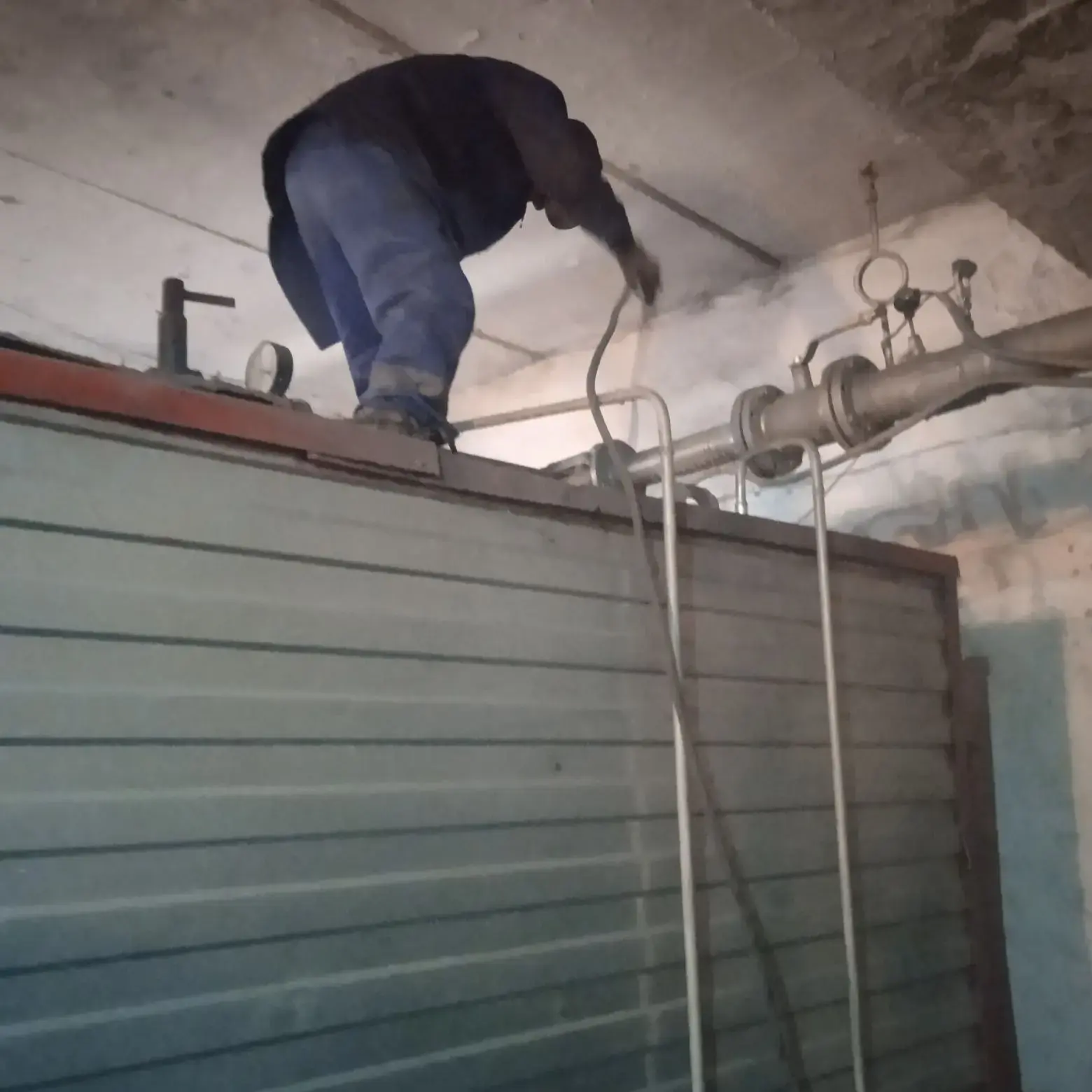 В котельных продолжается продувка водогрейных котлов. На прошлой неделе слесарь Сергей ...