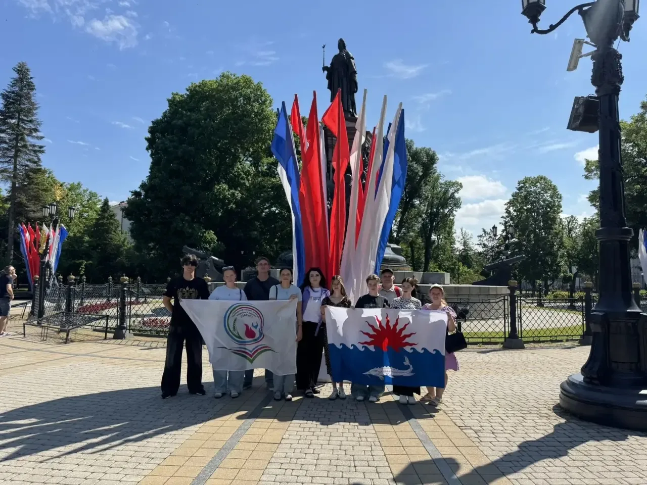 🇷🇺 В День России 12 июня советник директора по воспитанию Людмила Лаутеншлегер и 9 студентов Примо