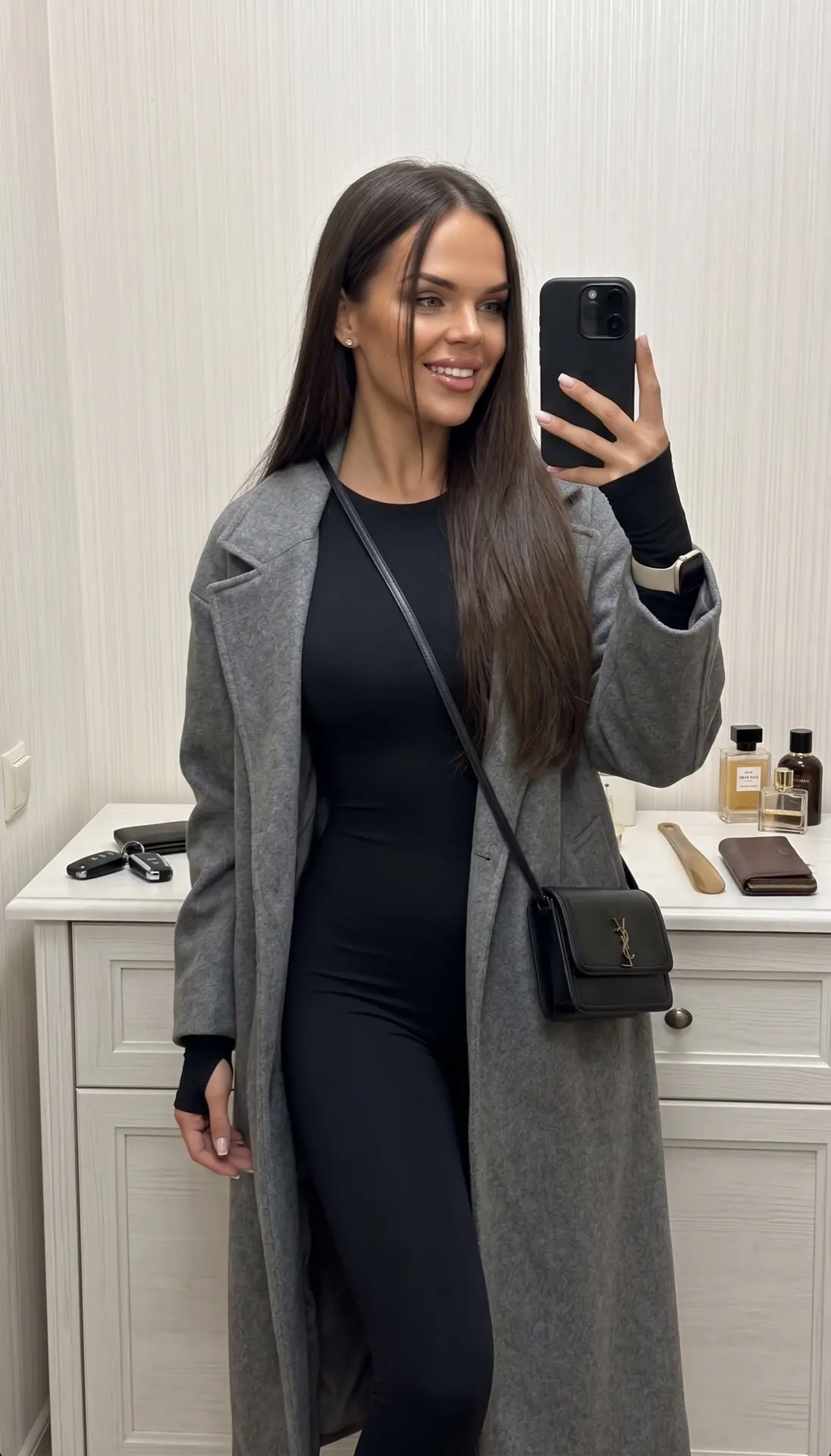 Ультрареалистичный дорогой лайфстайл снимок в зеркало на айфон. В кадре девушка, волосы...