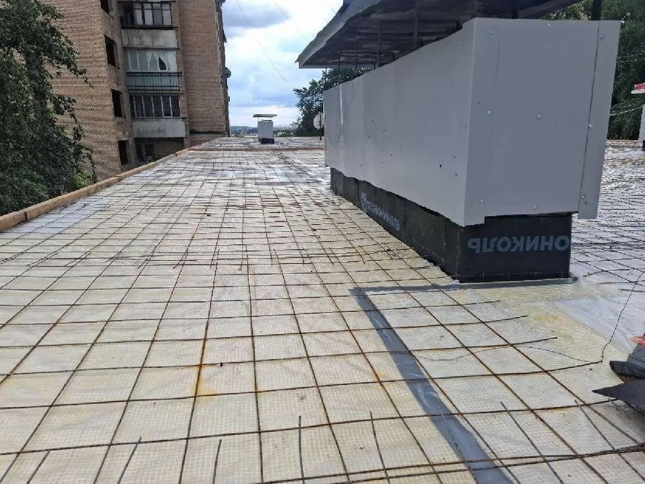 ⚒️На Вокзальной улице продолжается ремонт крыши в 11 доме.