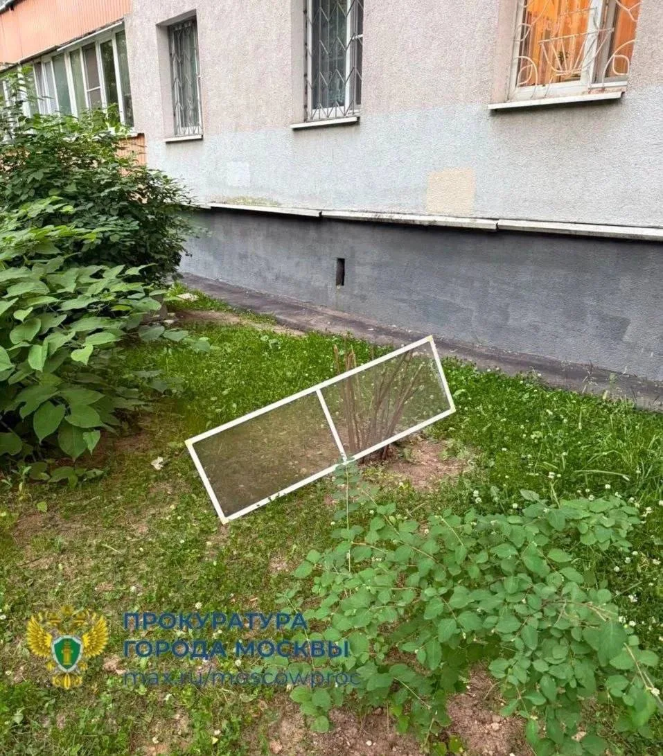 5-летняя девочка погибла, упав с 7 этажа дома на Абрамцевской улице на северо-востоке М...