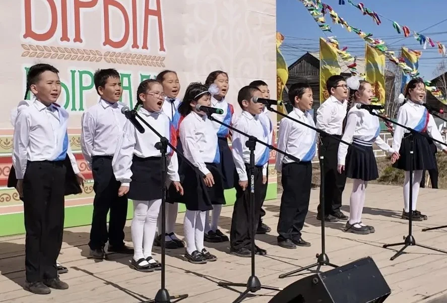 САХА ӨРӨСПҮҮБҮЛҮКЭТИГЭР ЫРЫА КҮНҮН КӨРСӨ  Ыам ыйын 21 күнүгэр ырыа күнүн көрсө, үгэс буолбут «Ырыа ы