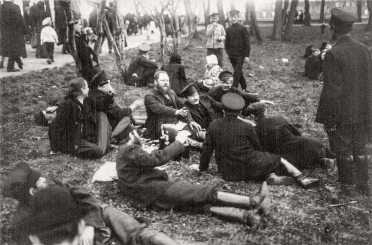 Назад в прошлое 👀

Делимся с вами снимком из 1900-1913 гг.Здесь запечатлены петербуржцы на майском 
