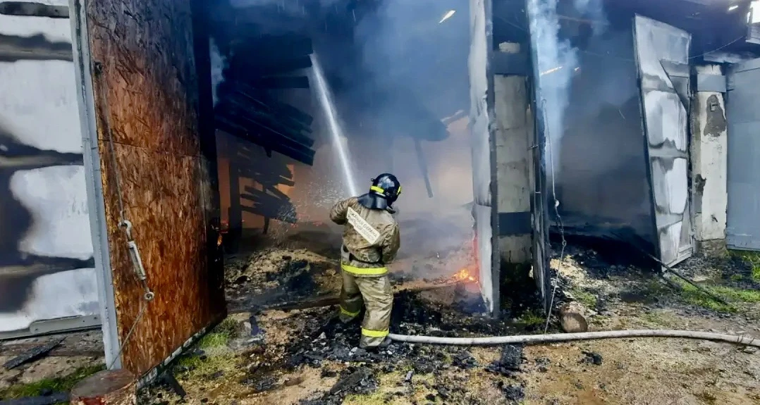 🔥 Огнеборцы Вельского округа ликвидировали пожар в гараже агрофирмы