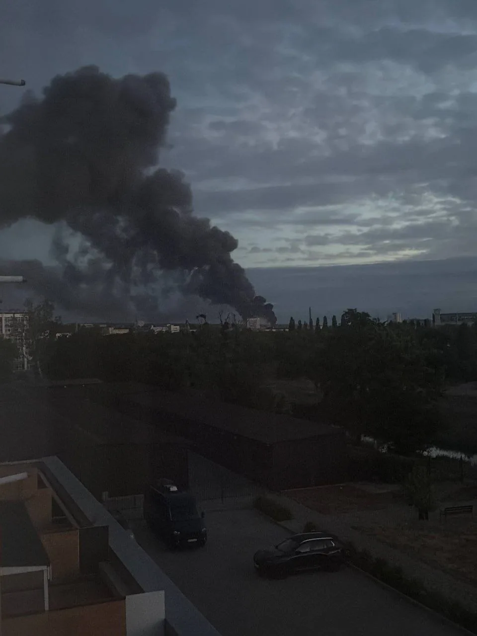 🔥 Утро Харькова после прилётов ФАБ. В Холодногорском районе мощный пожар. 

По предварительной инфо
