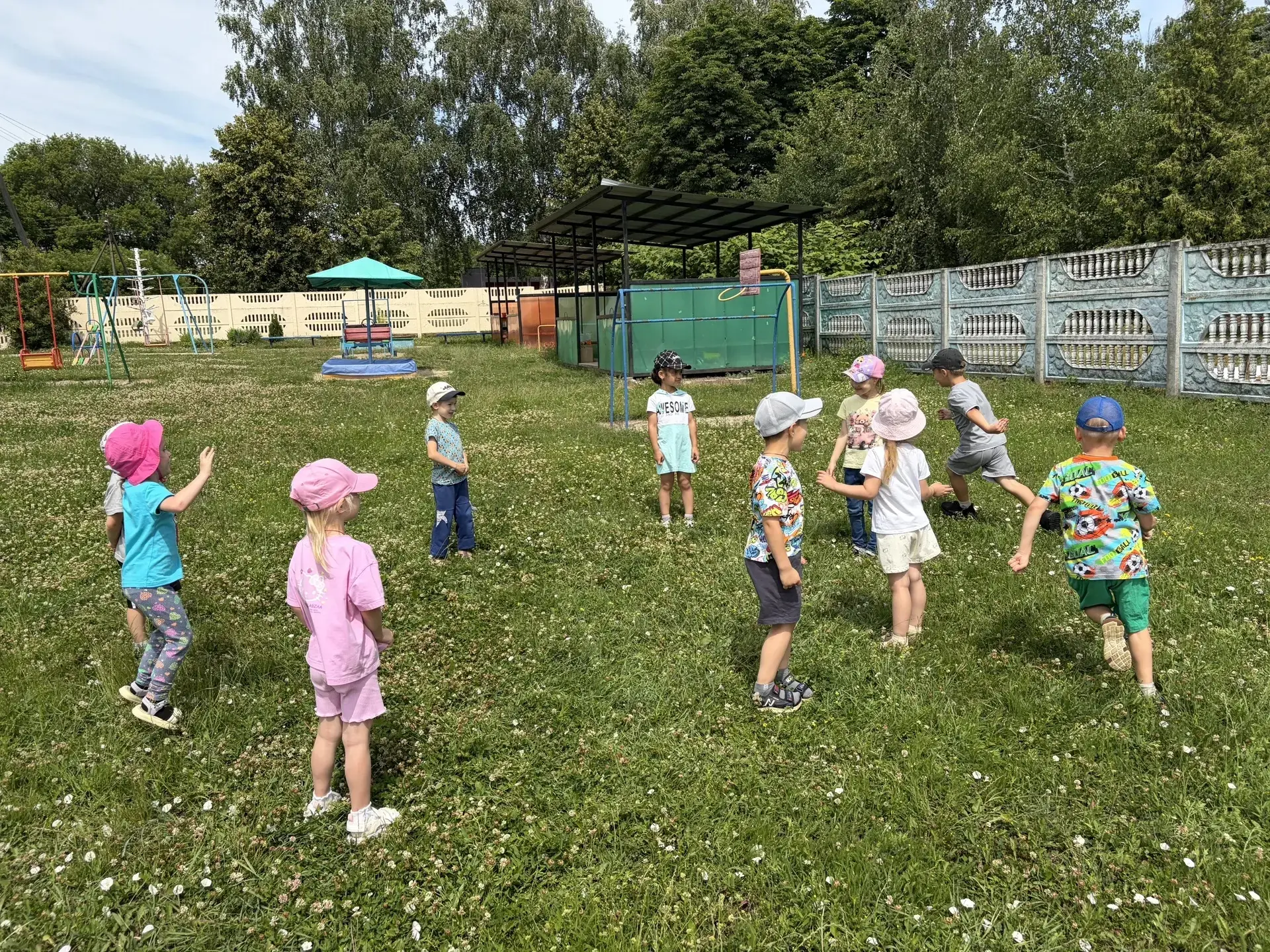 Мы — весёлые ребята,
Непоседы, дошколята!
Любим бегать и играть,
Силу, ловкость развивать!

В нашем 