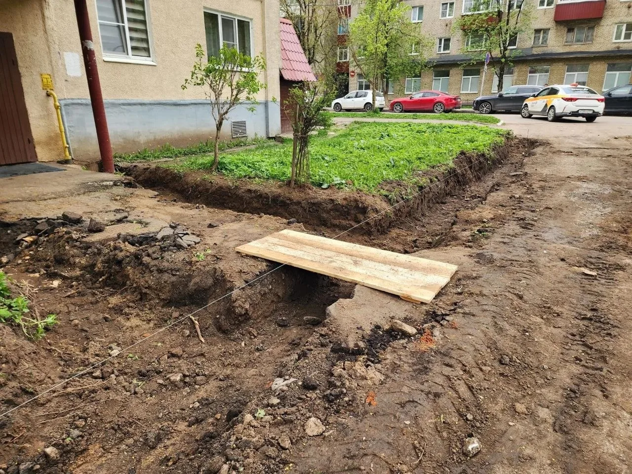 🛠 Благоустройство двора в Солнечногорске: что происходит сейчас  Во дворе между домами № 10 по Совет