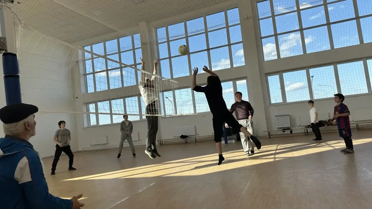 🏆 Провели турнир по волейболу среди учащихся 5-11 классов!  Под руководством учителя физической куль