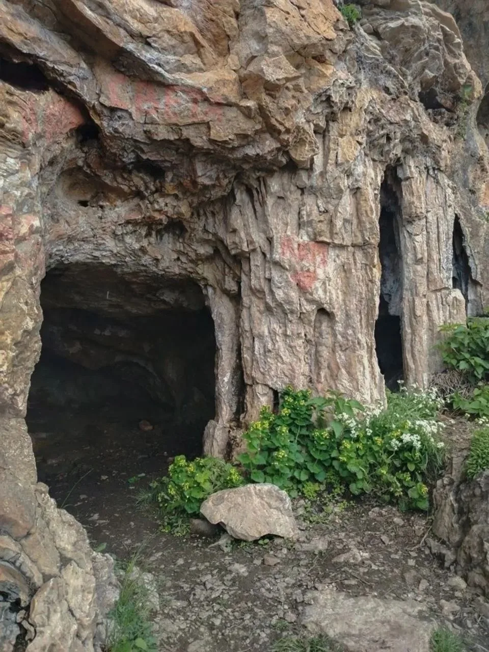 На хребте Каменное море (нагорье Лагонаки) расположена пещера Озерная. 

Эта дикая пещера представля