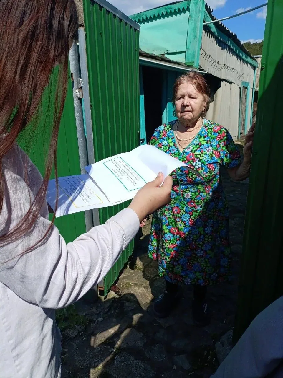 Обучающиеся Сосновской школы  вручают поздравления с днем Победы  детям войны.
#движениепервых
#нави