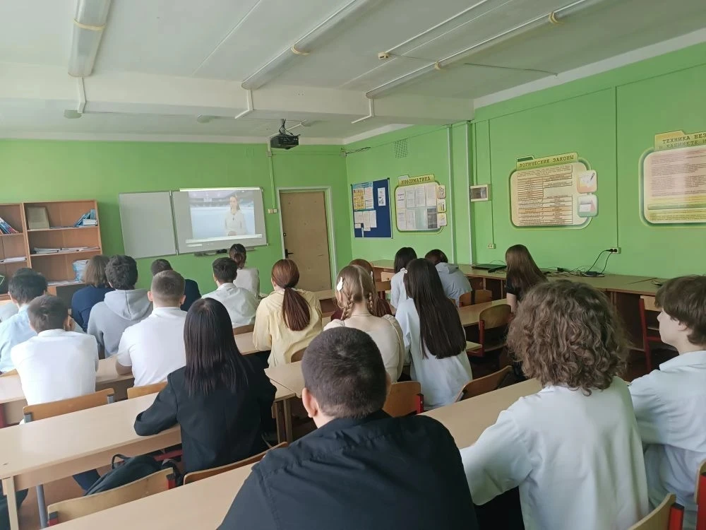 Утро новой учебной недели в нашей школе традиционно началось с торжественной церемонии поднятия Госу