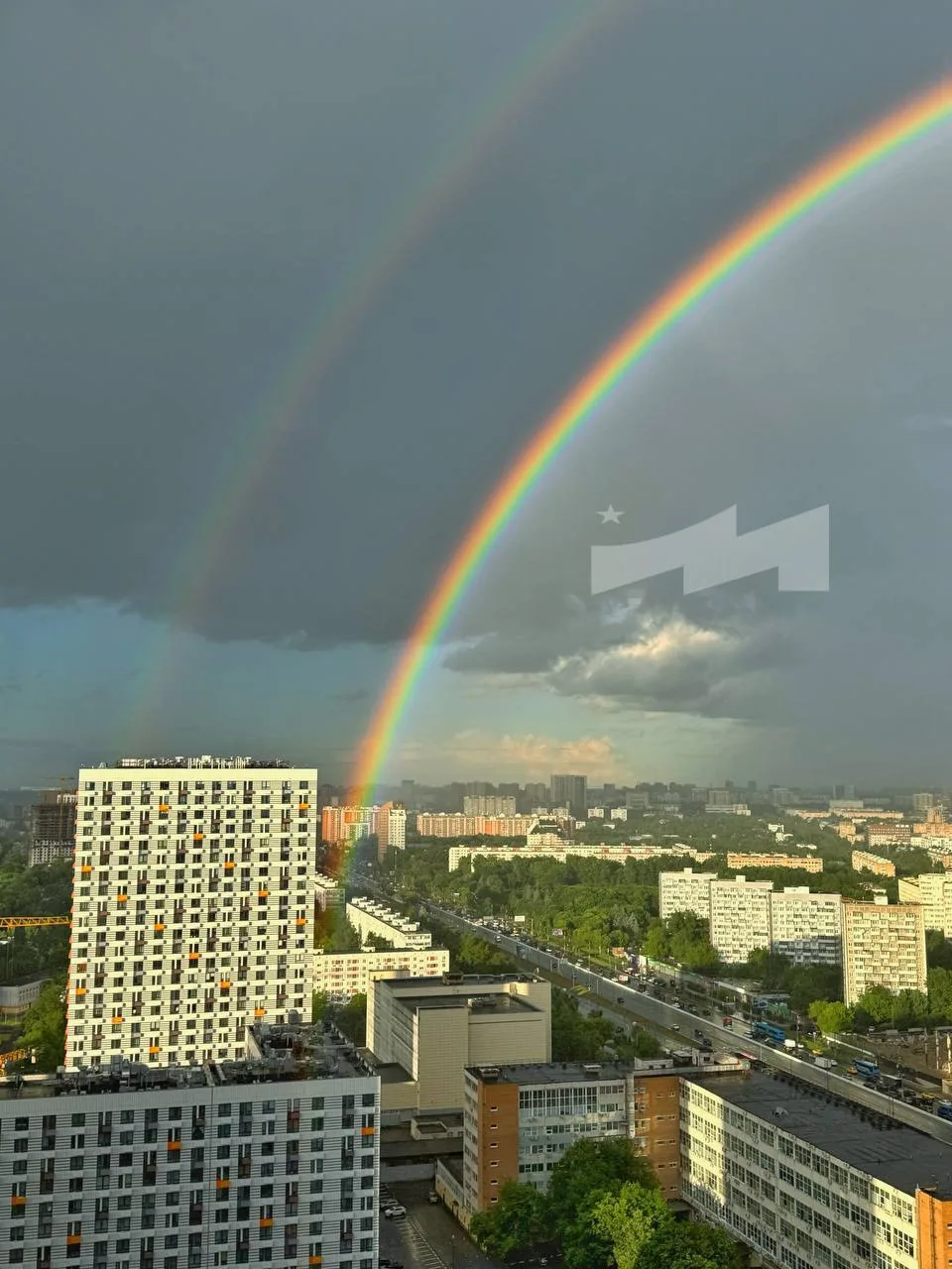 😍 Двойная радуга появилась в Москве.