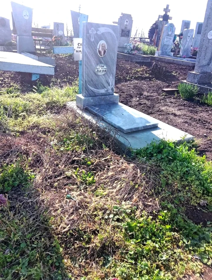 Работники МУП "Исток" оказывают услуги по уходу за захоронениями. Стоимость уборки 1 могилы - 690 р.