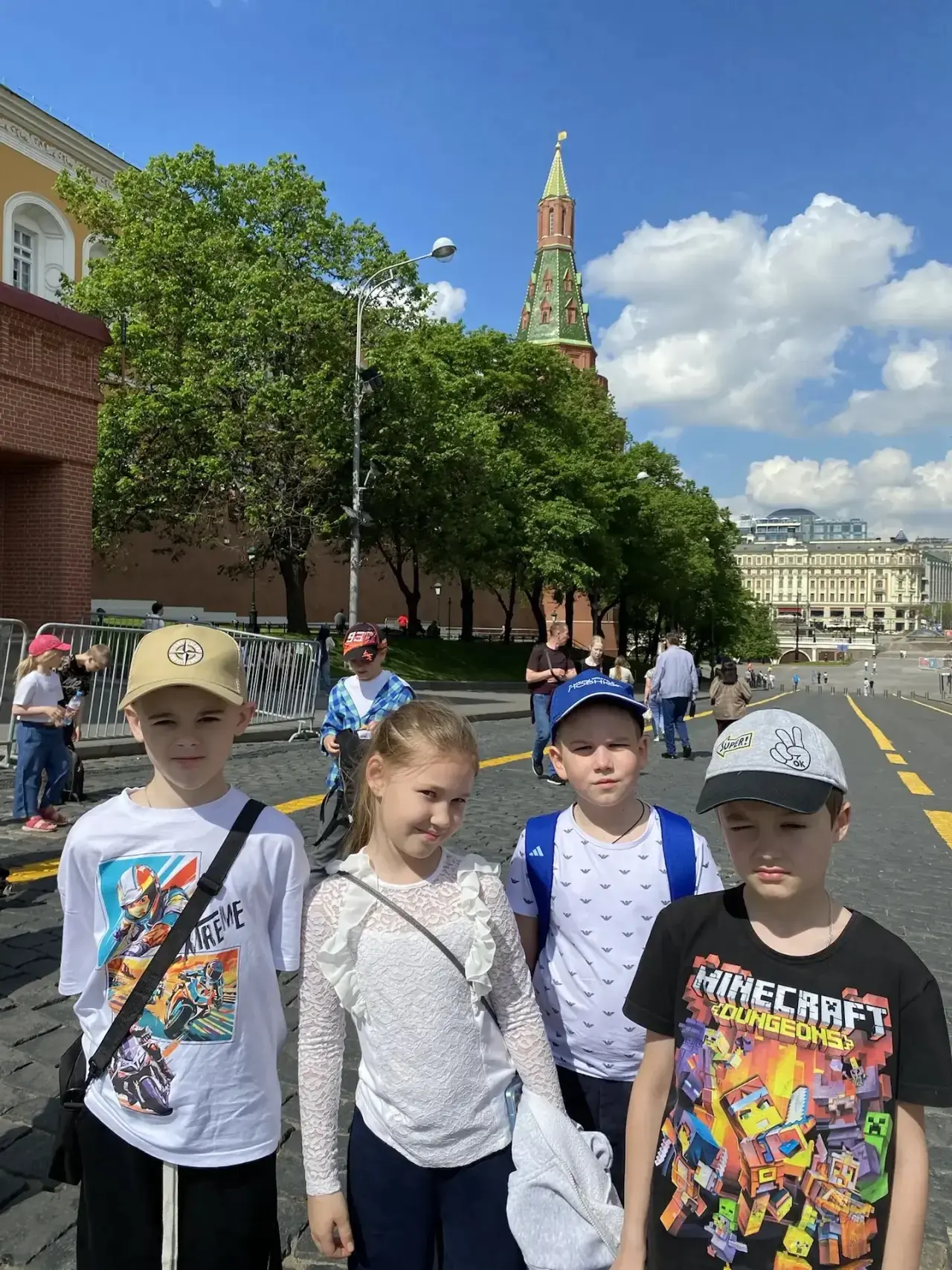🌟 16 мая ученики 2а, 1б, 3а и 3б классов побывали на экскурсии в Московском Кремле.  Ребята прошли п
