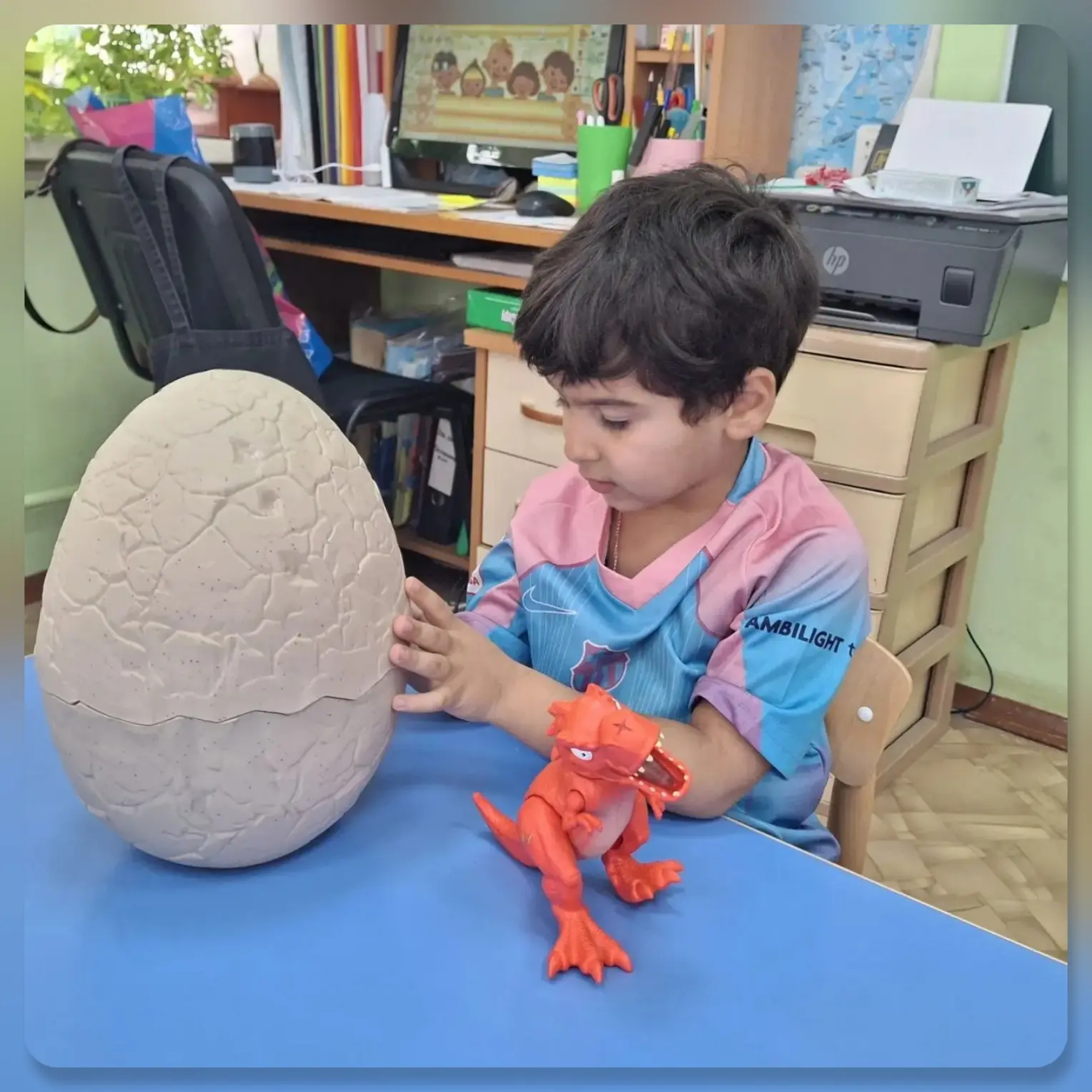🦖 У нас случился настоящий ЮРСКИЙ ПЕРИОД! 🌋✨

В День Динозавров группа  "Антошка" превратилась в м