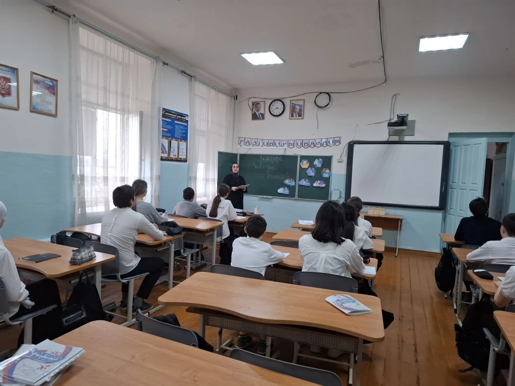 📈 8–9-е классы  Старшие школьники подняли планку еще выше. Разговор зашел о стратегии: какие заводы 