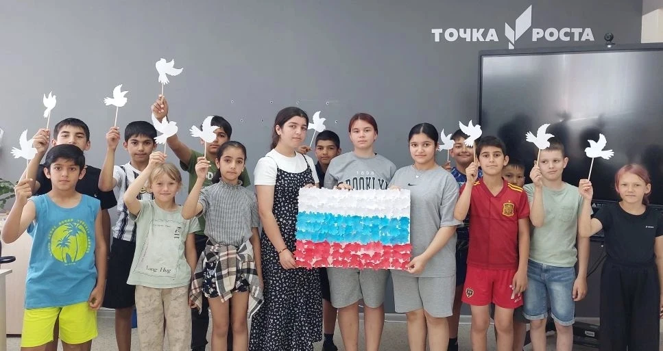С любовью к Родине🇷🇺

Наши воспитанники не сидят без дела! На занятиях в «Точке Роста» ребята созд
