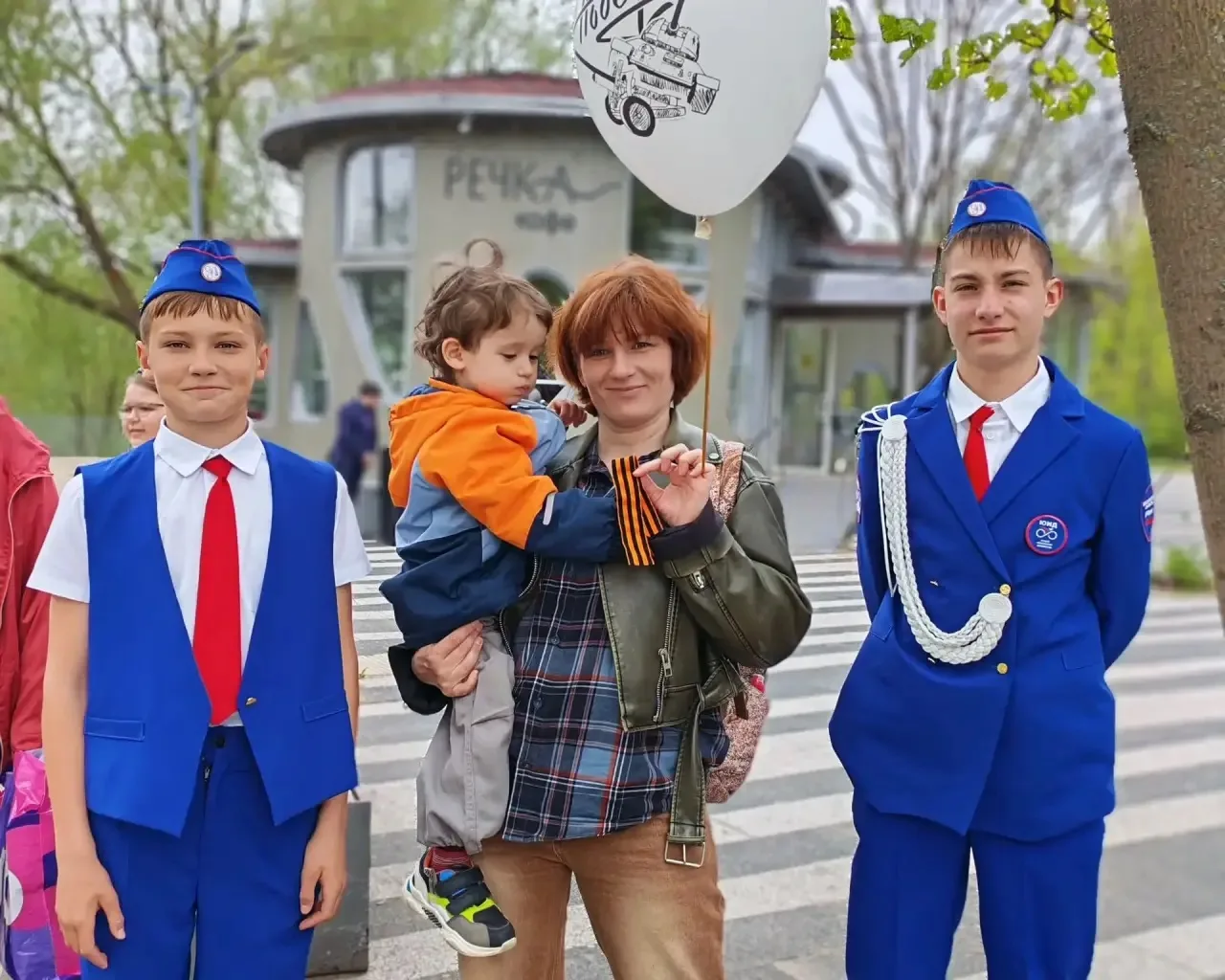 🎖Город живёт музыкой Победы!   9 мая наступит уже завтра. Во дворах города проходят  концерты творче