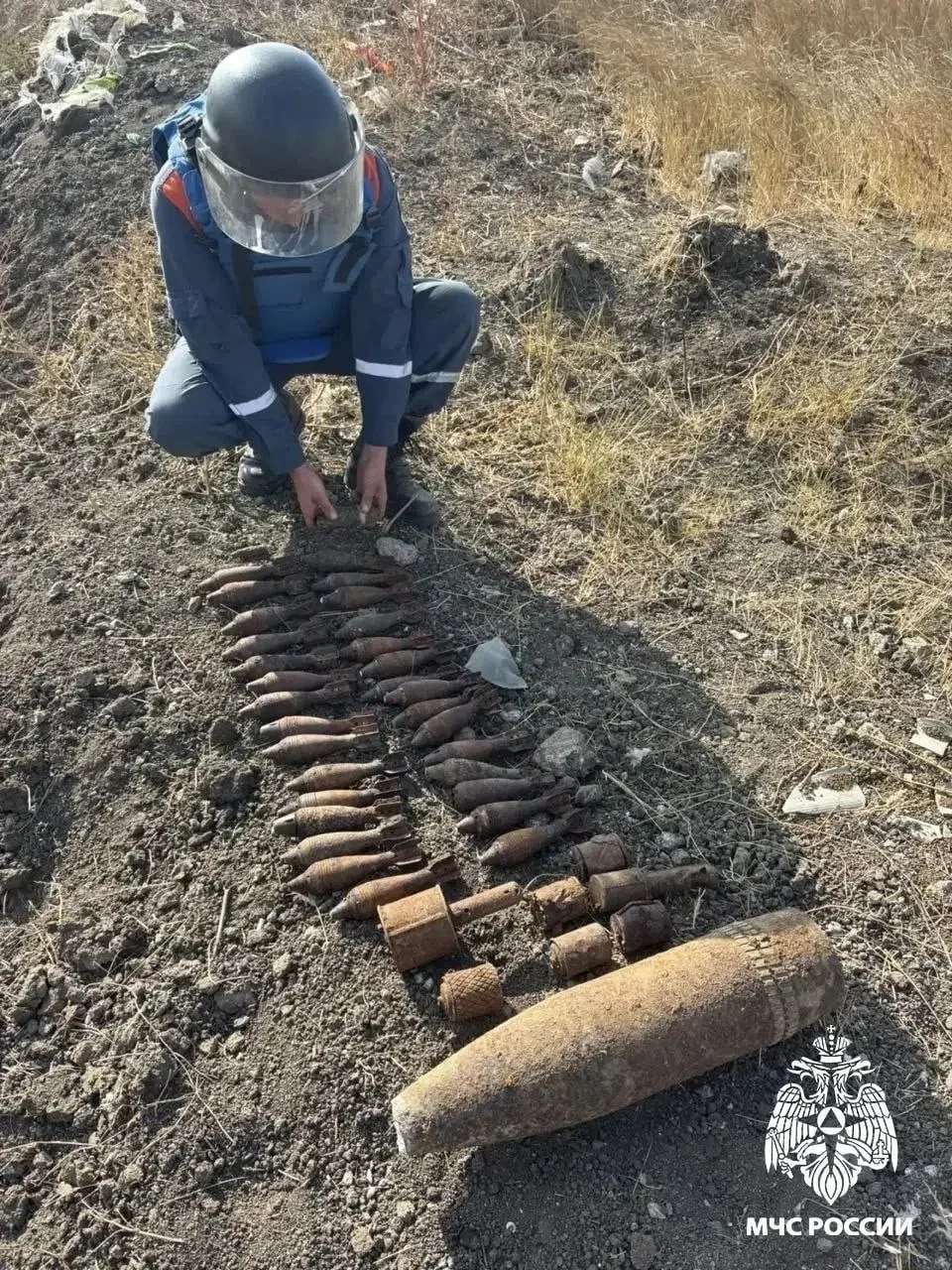 В Ленинском районе Крыма пиротехники МЧС уничтожили 90 боеприпасов: 80 мин, 3 снаряда и...