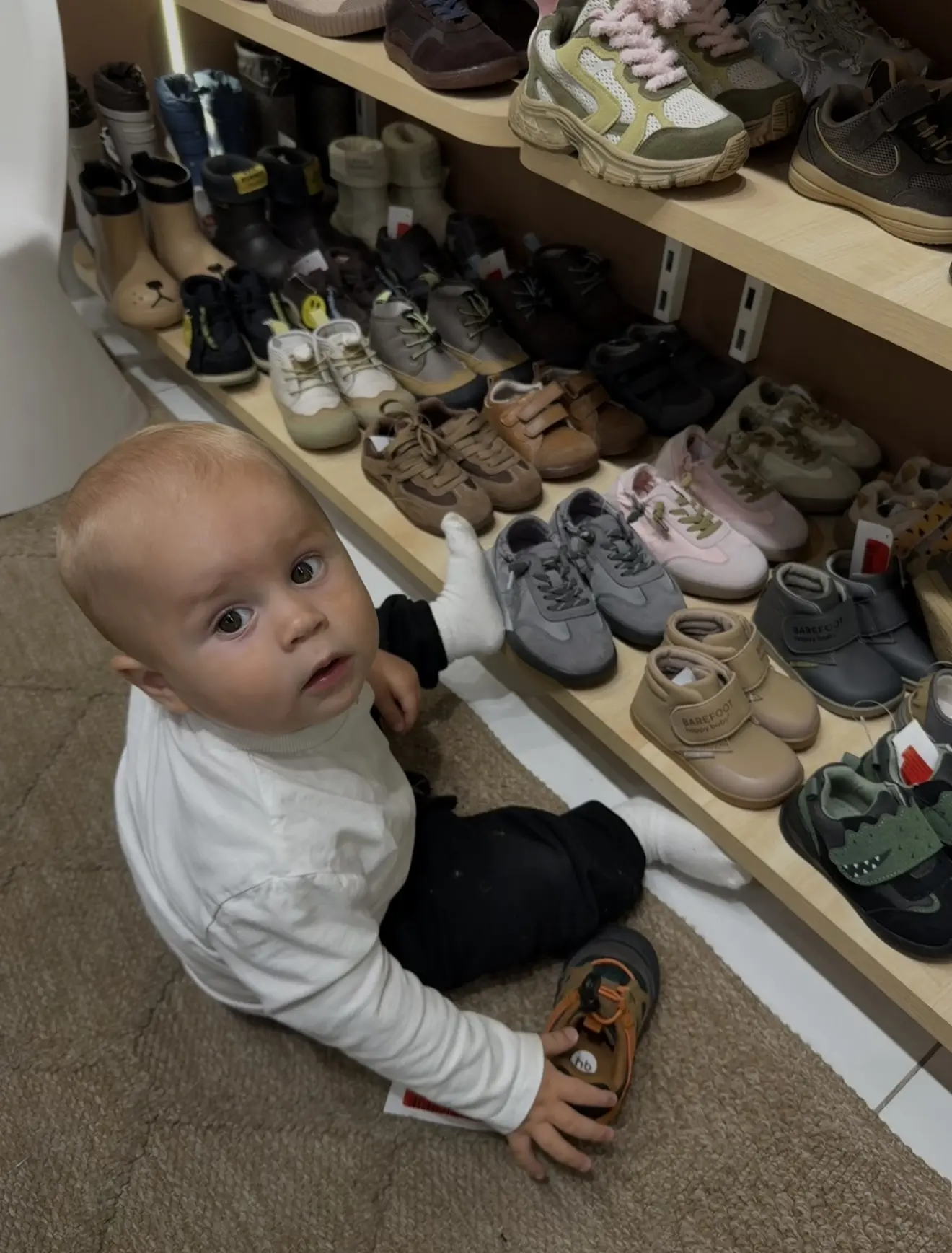 У Happy Baby распродажа обуви. 
В наше время это уже отдельный повод открыть шампанское.

Есть не то