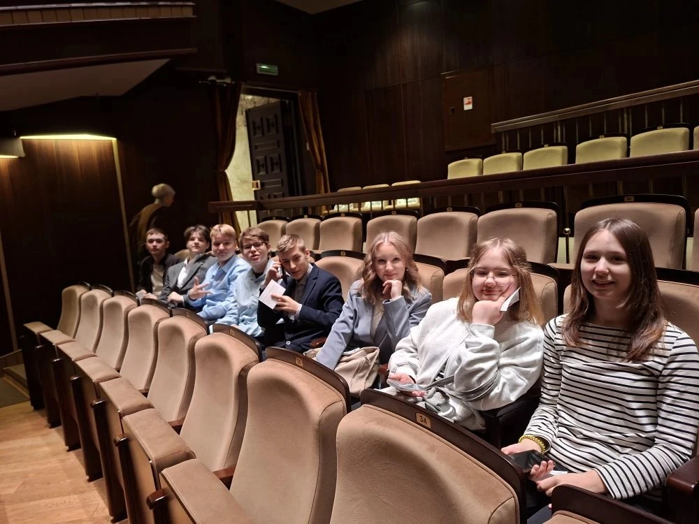 🎭 05 марта для наших учеников 6в, 7в, 7г и 8а классов была организована увлекательная экскурсия в ми