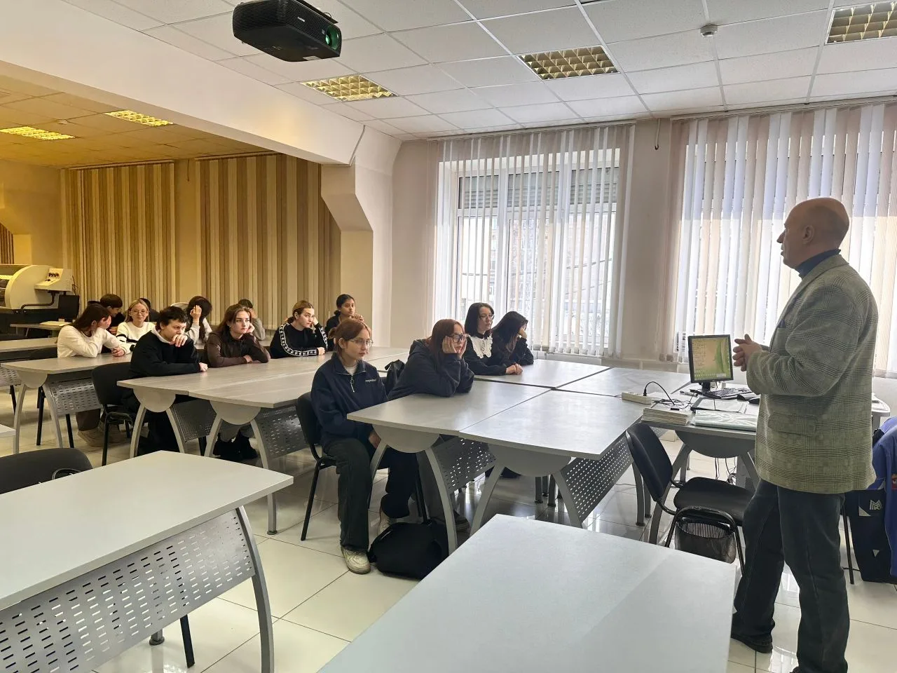 10 декабря обучающиеся 9 «г» и 9 «д» классов прошли профессиональные пробы по специальности «Техноло