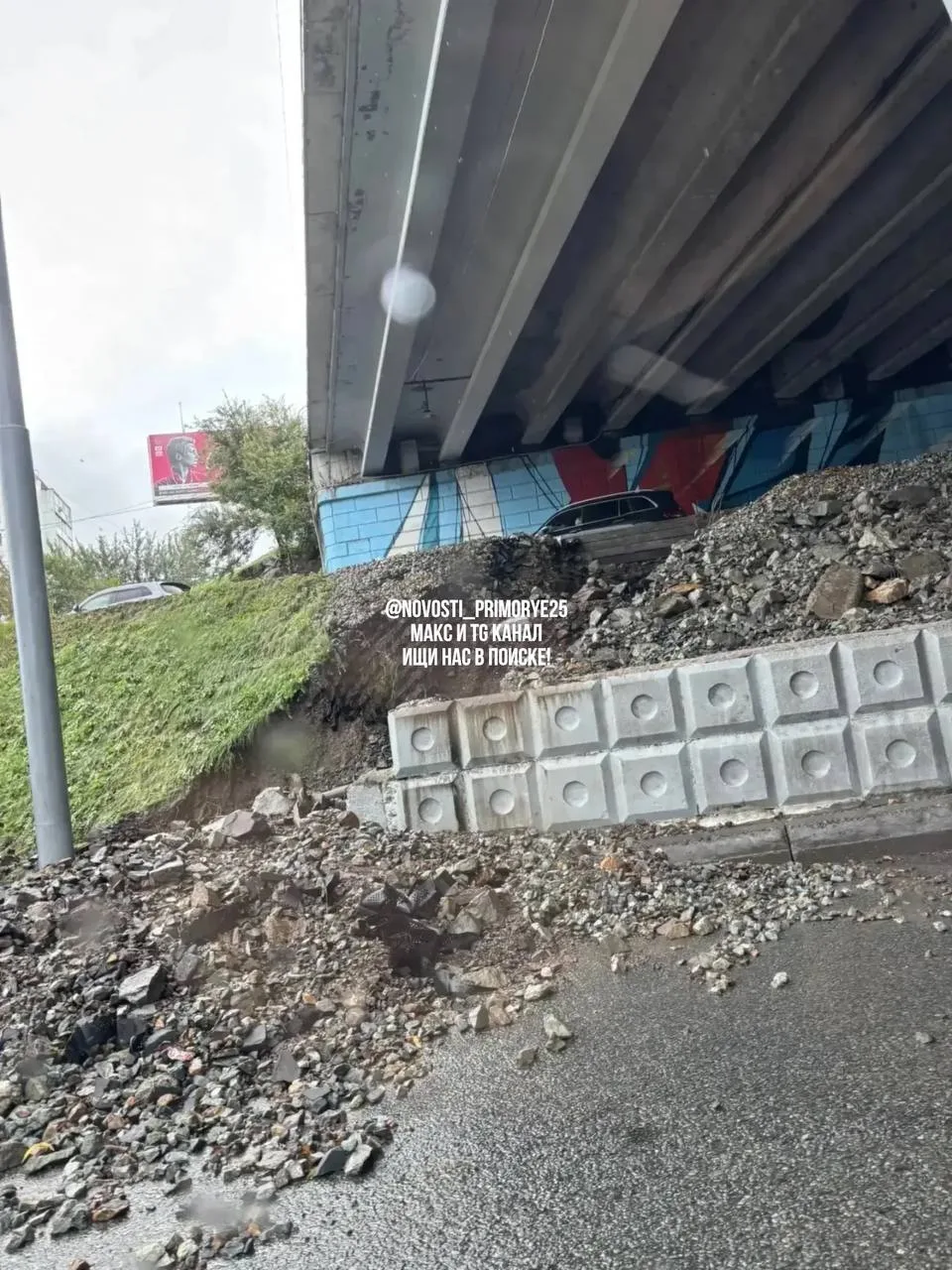 Под мостом Дружбы на Гоголя сошел сель. Из-за этого спуск к Некрасовскому путепроводу о...