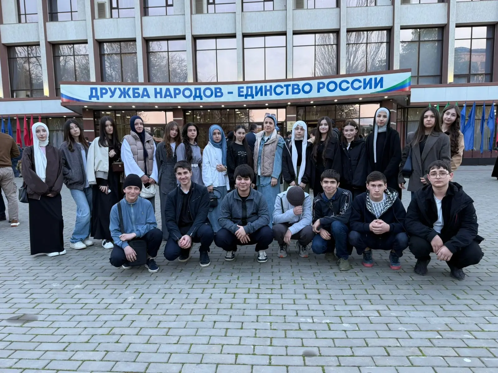 Классные руководители МБОУ СОШ №58 8/1 (Загидат Мухумадиновна) и 10/1 (Заира Абубакаровна) вместе с 
