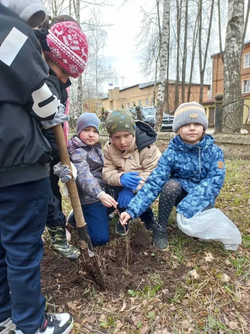 🌿 1-А: зелёный десант у школы!