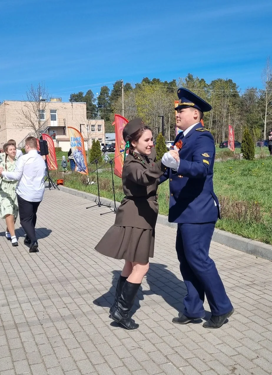 В посёлке Плодовое на параде курсант второго курса Каримов Эмиль исполнил вальс, которы...