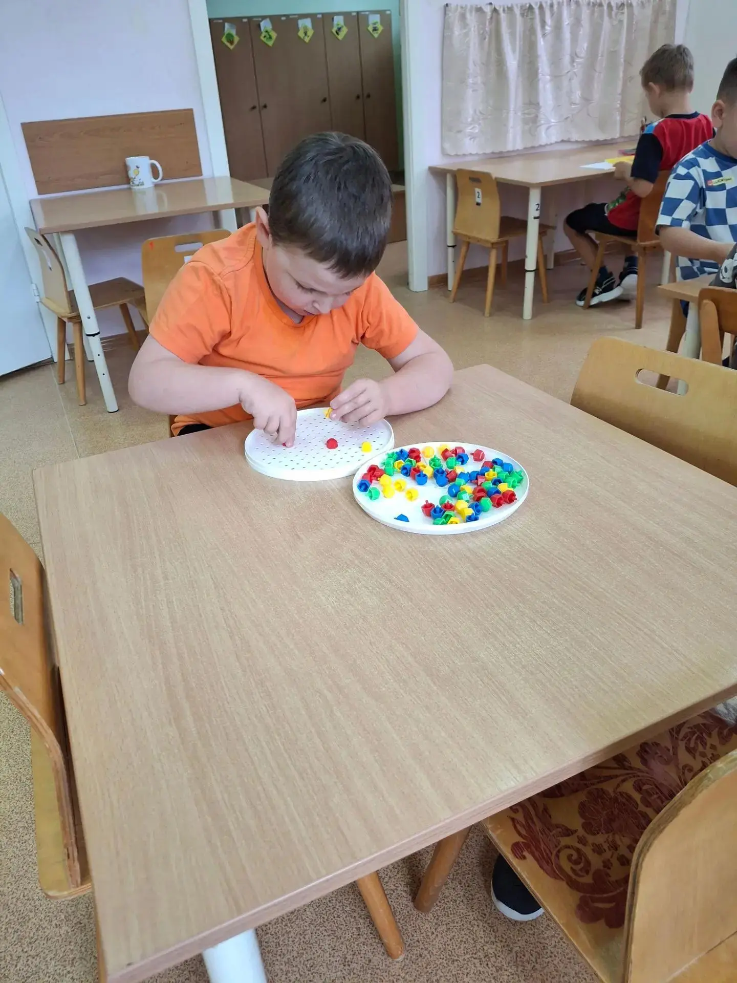 Многие родители думают, что игра в детском саду — это просто способ занять ребенка. Но на самом деле