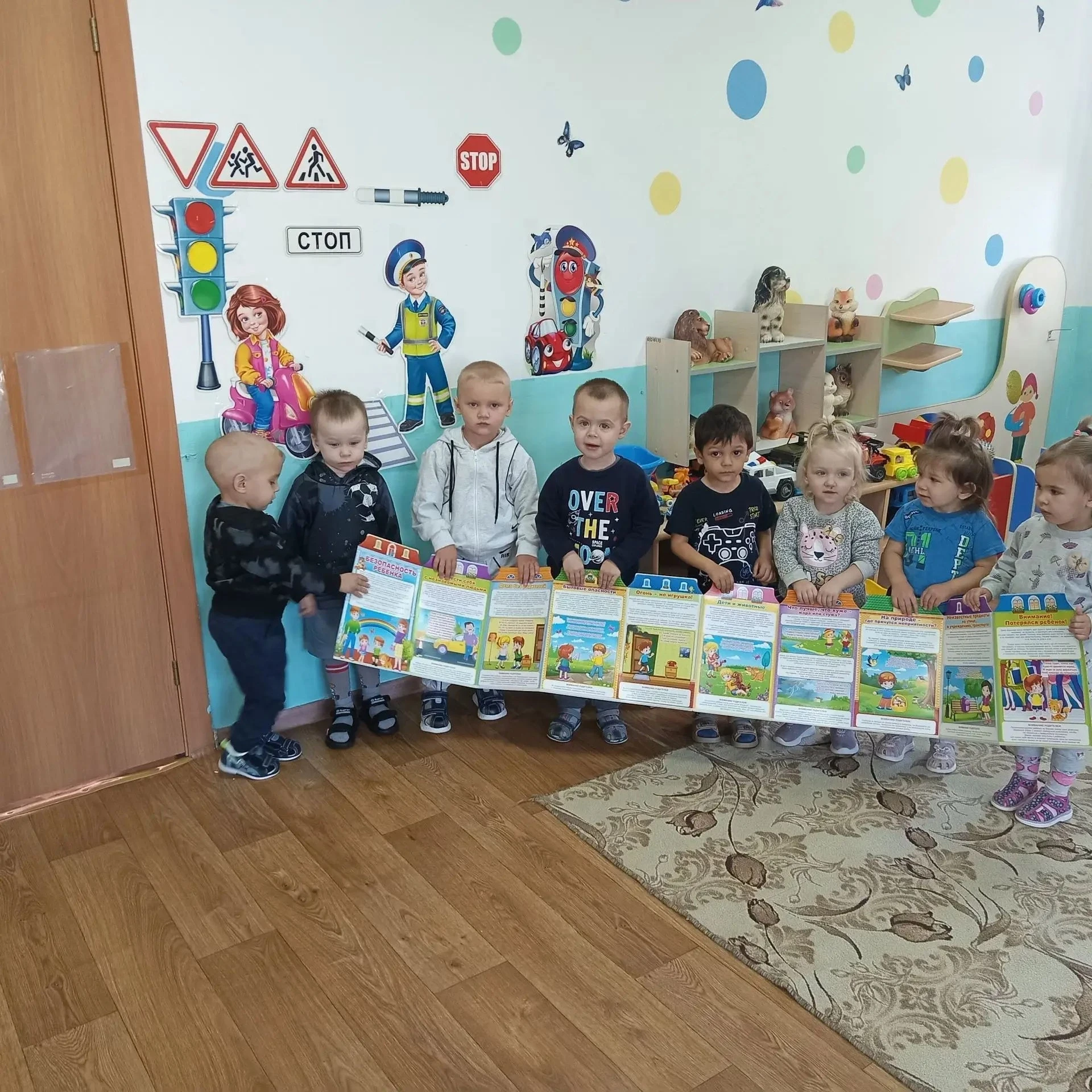 Говорить с ребенком том, что может стать причиной всевозможных травм и грустных историй...