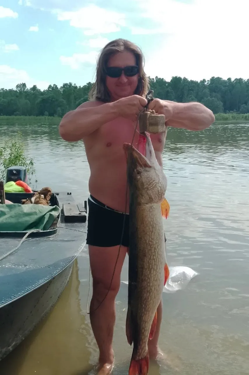 🐟Житель Алтайского края вытащил из реки щуку весом под 10,5 килограмма

Эдуард из села Шадрино отпр
