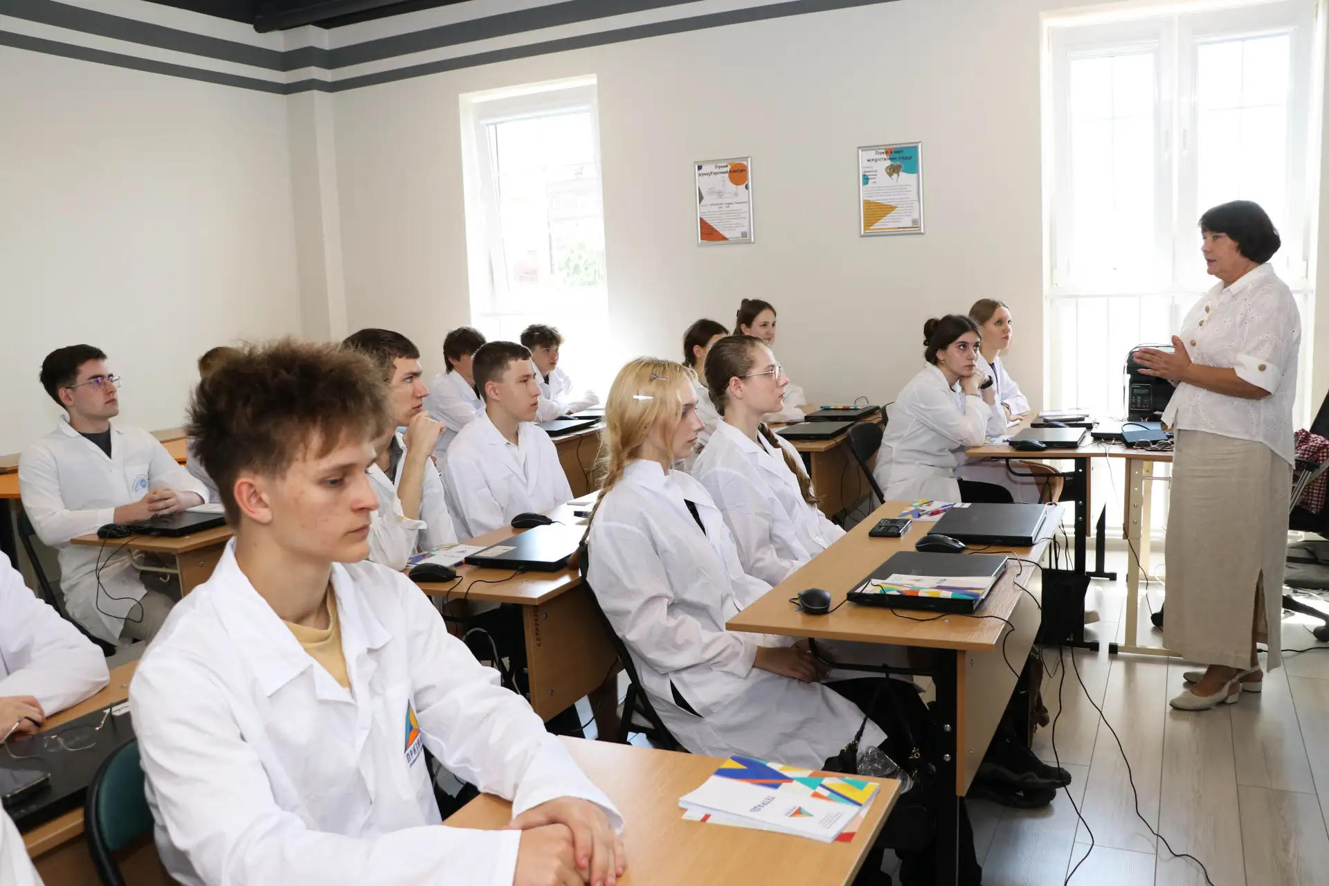 🧪27 июля в «Призме» стартовала профильная проектная смена по инфохимии для 15 школьников из 9 муниц