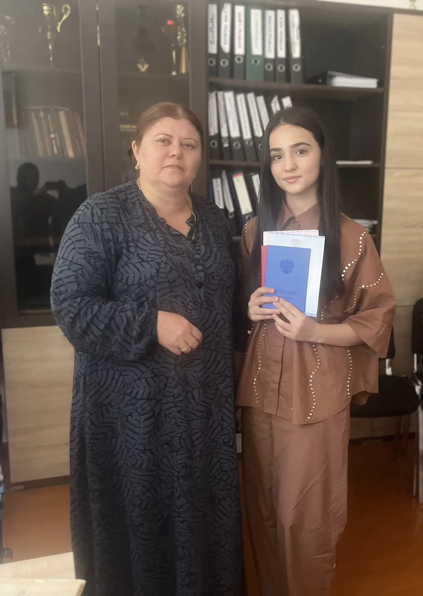 Ну вот и всё✅

Сегодня в школе вручили аттестаты. Но почему-то внутри всё равно щемит. Это не праздн