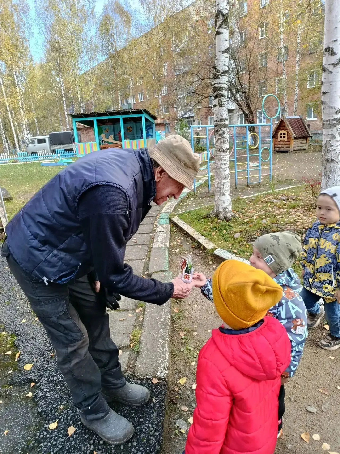 Тепло детских ладошек для людей "золотого возраста" 🍂❤️