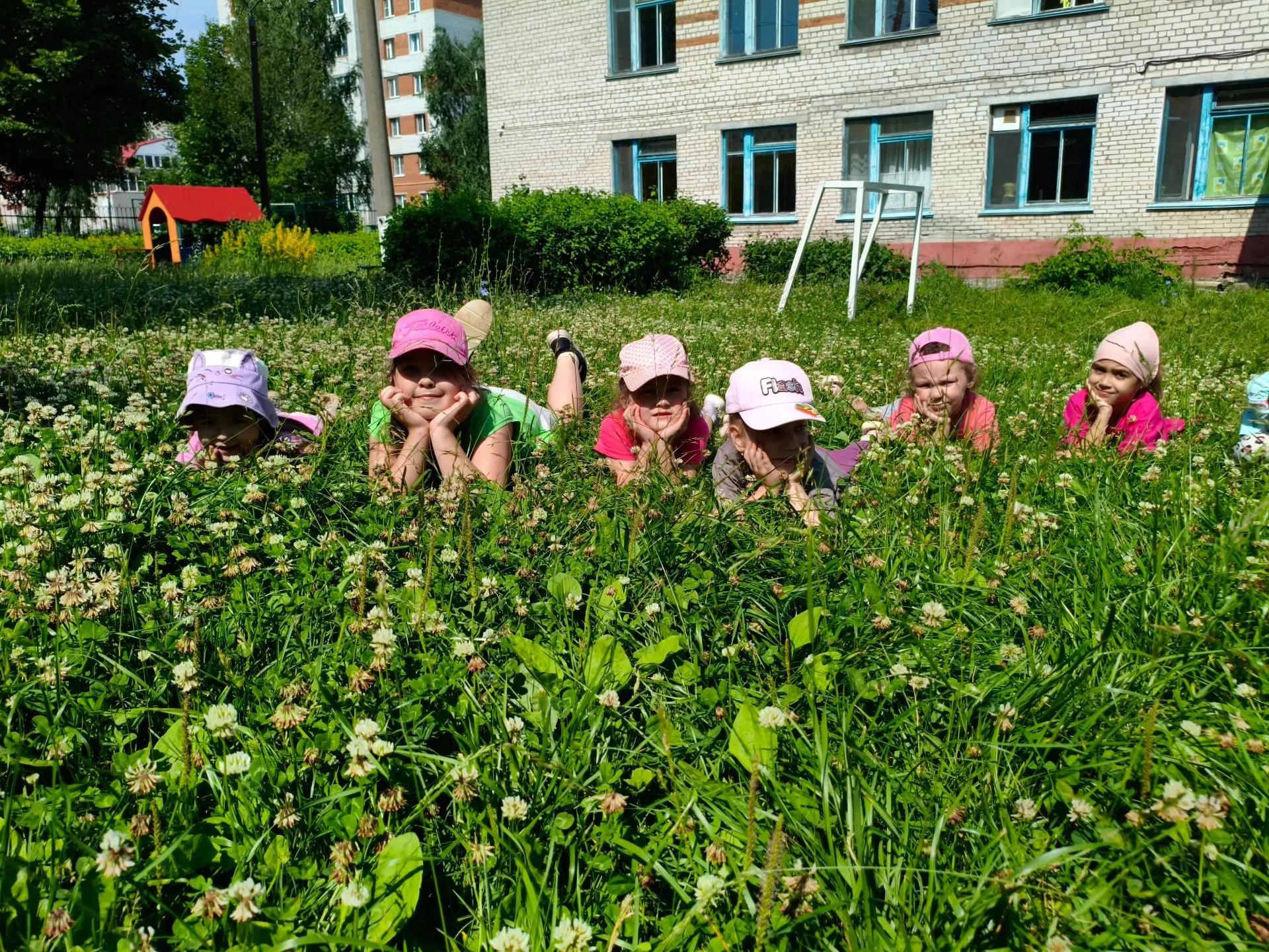 Лето - интересная пора! Именно в этот период, дети много времени проводят на свежем воздухе: играют,