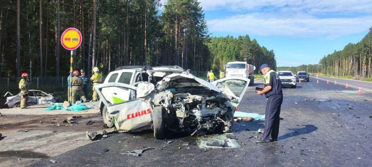 На 10-м километре трассы Тюмень — Екатеринбург Renault Duster выехал на встречную полос...