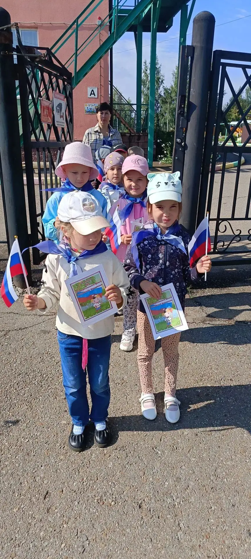 В преддверии Дня Государственного флага наши «Орлята-дошколята» вышли на улицу, чтобы н...