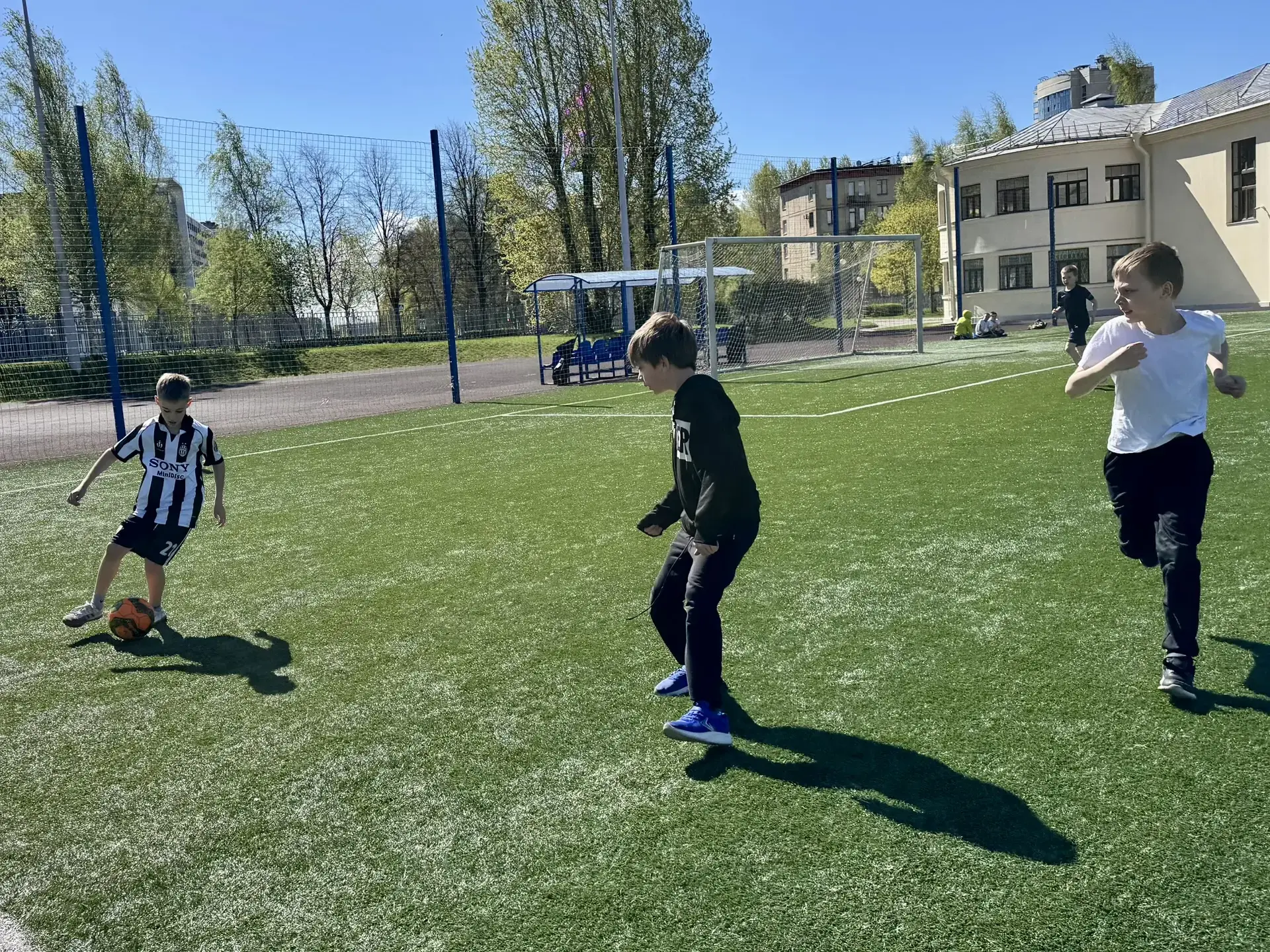 ⚽ ФУТБОЛ, АЗАРТ И ДВА ЧЕТВЕРТЫХ КЛАССА   На футбольном поле встретились два четвёртых класса — 4.2 и