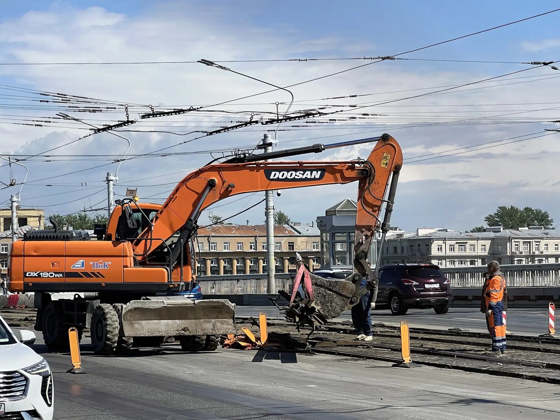 🚜Выходной. На мосту Александра Невского во всю кипят ремонтные работы!
