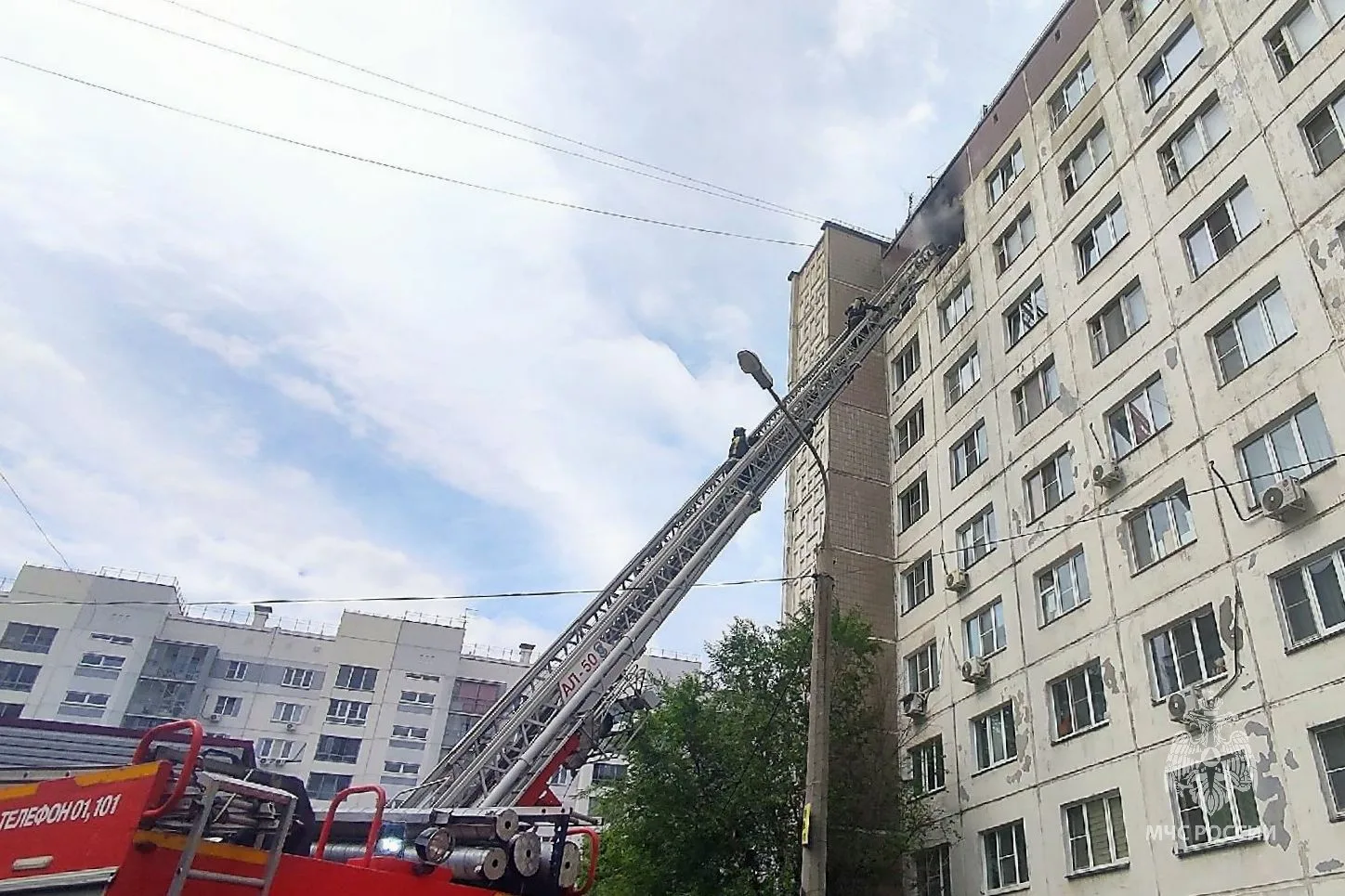 Сотрудники МЧС России работают на пожаре в Челябинске

🚨 В многоэтажке на улице Василевского, на 9 