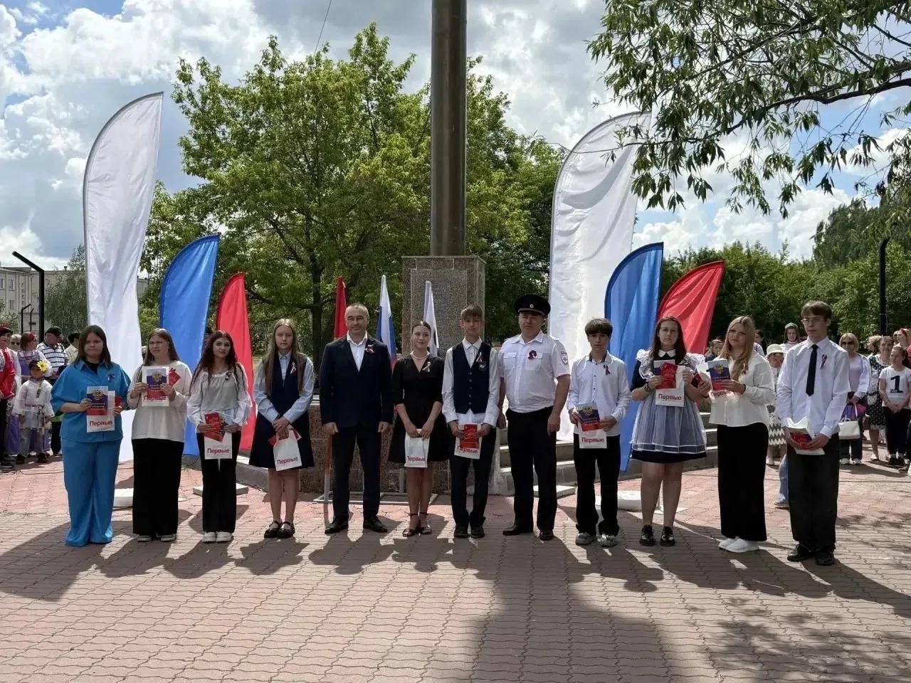 В рамках программы "Мы — граждане России!“ в торжественной обстановке сегодня в праздничный день - Д