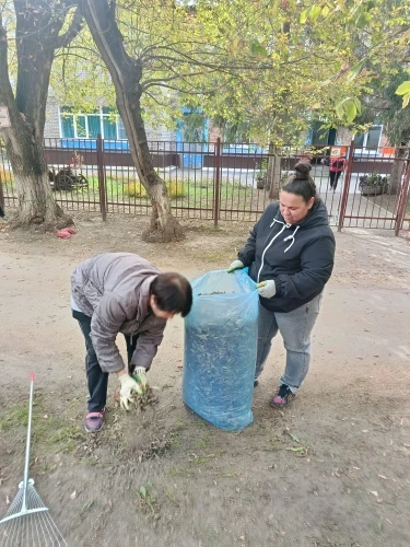 Сегодня сотрудники нашего детского сада дружно вышли на субботник!