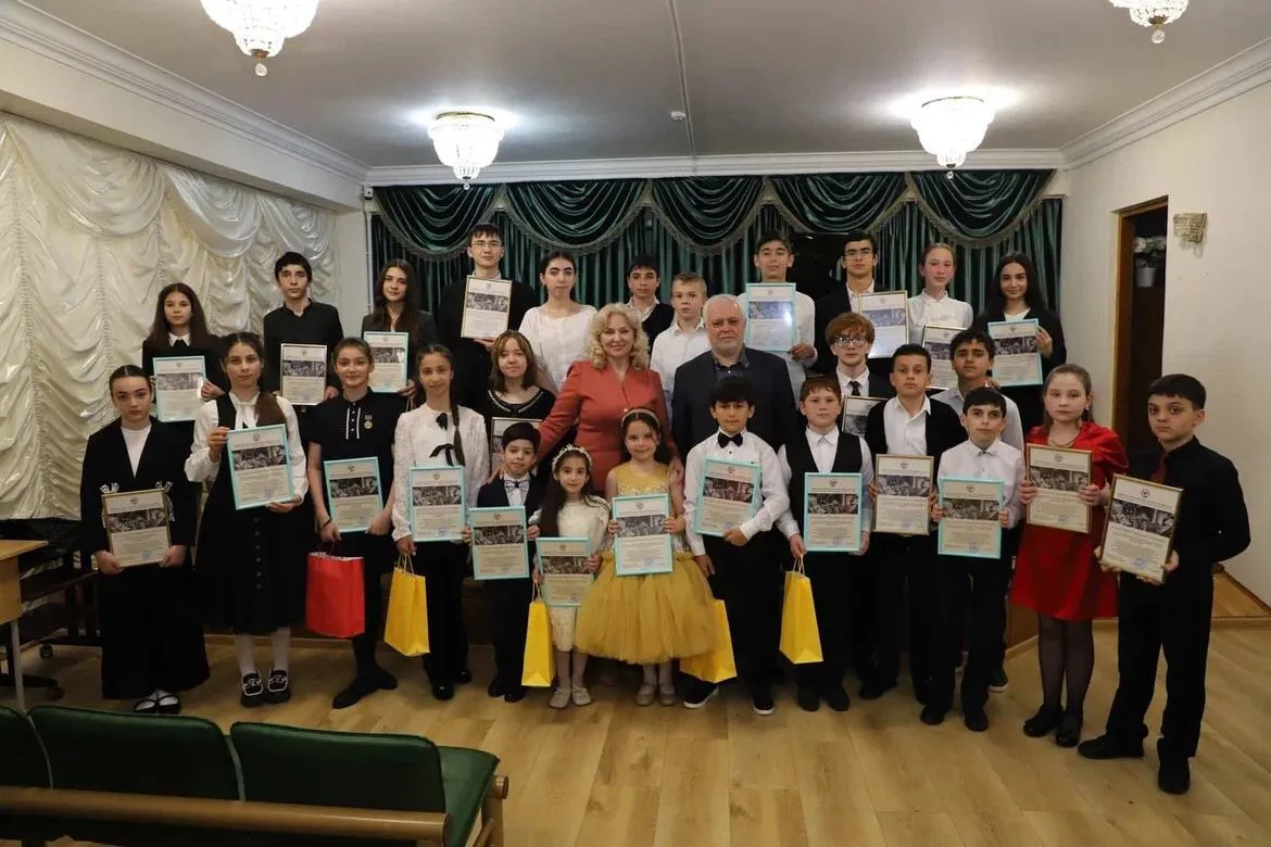 🏆 Лауреатов международных и всероссийских творческих конкурсов наградили в Махачкале.
