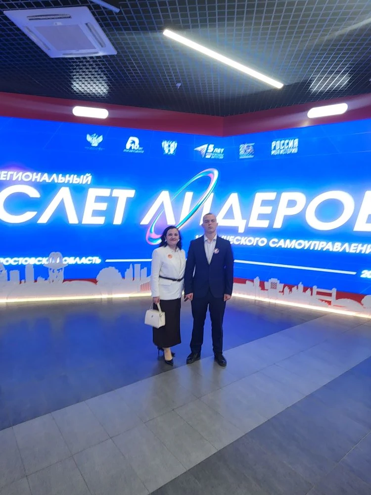 13 мая Атаман Романовской школы Гриднев Виктор и советник директора по воспитанию Гриздренко Е.А. пр